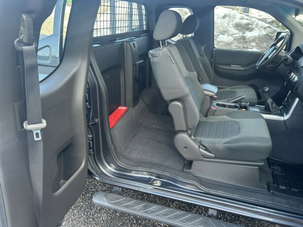 nissan-navara-diesel-2011-big-9