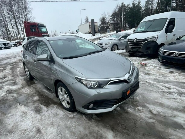 toyota-auris-elektrisitetbensin-2017-big-0