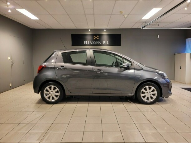 toyota-yaris-elektrisitetbensin-2015-big-3