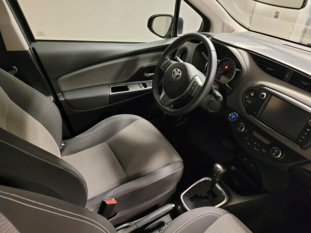 toyota-yaris-elektrisitetbensin-2015-big-15