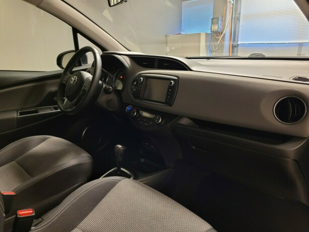 toyota-yaris-elektrisitetbensin-2015-big-14