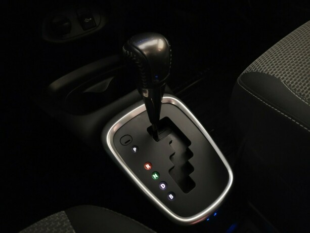 toyota-yaris-elektrisitetbensin-2015-big-20