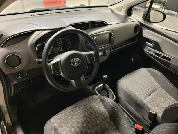 toyota-yaris-elektrisitetbensin-2015-big-19