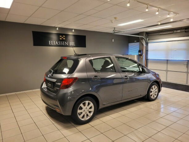 toyota-yaris-elektrisitetbensin-2015-big-4