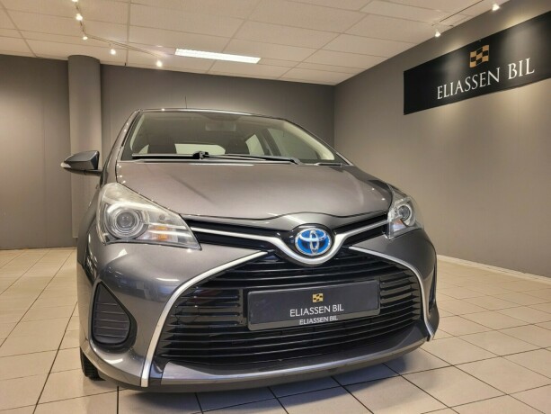 toyota-yaris-elektrisitetbensin-2015-big-10