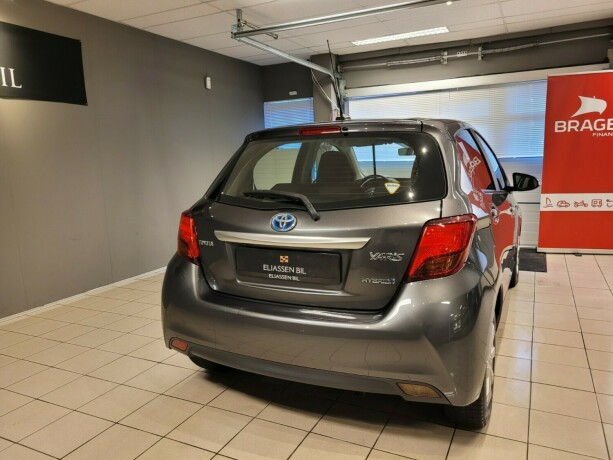 toyota-yaris-elektrisitetbensin-2015-big-6