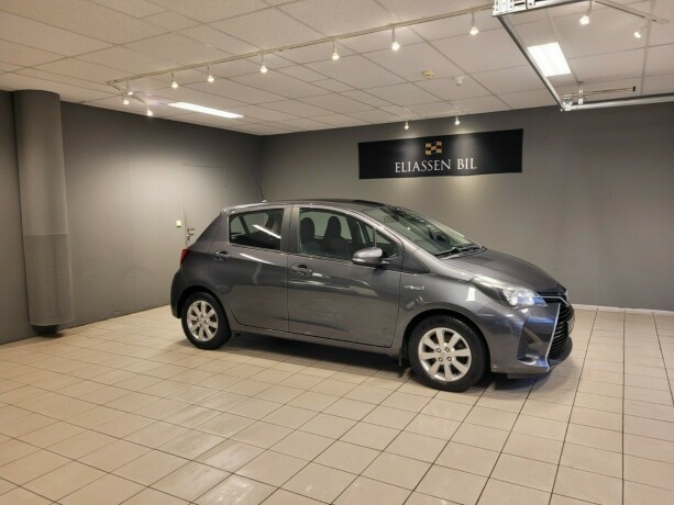 toyota-yaris-elektrisitetbensin-2015-big-2