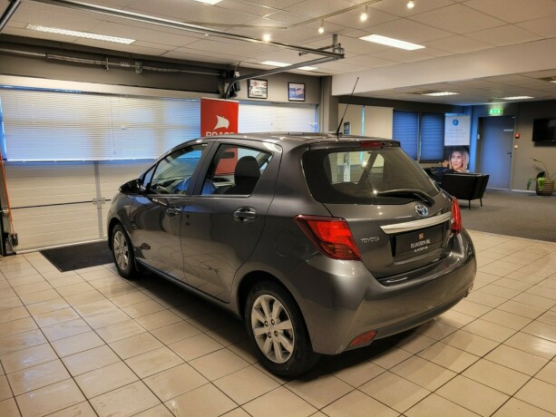 toyota-yaris-elektrisitetbensin-2015-big-7