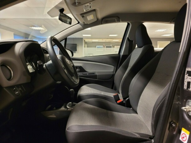 toyota-yaris-elektrisitetbensin-2015-big-18