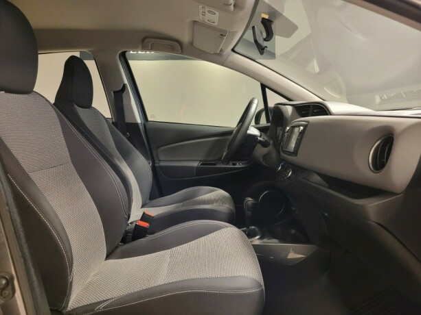 toyota-yaris-elektrisitetbensin-2015-big-12