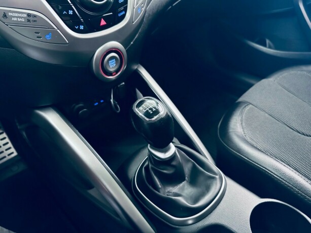 hyundai-veloster-bensin-2011-big-16