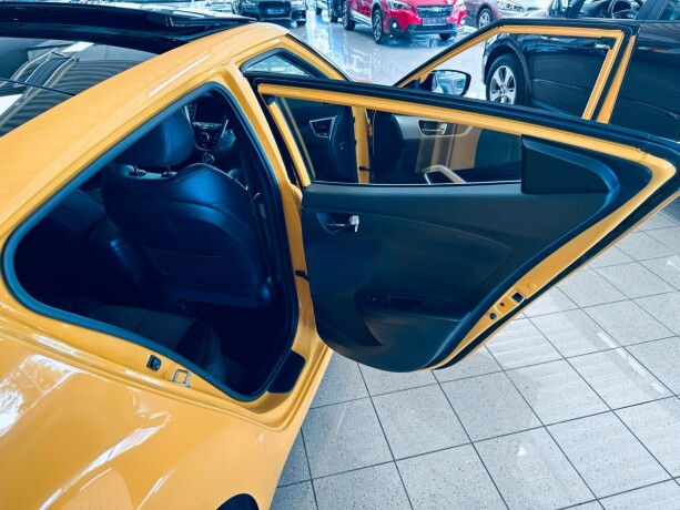 hyundai-veloster-bensin-2011-big-30