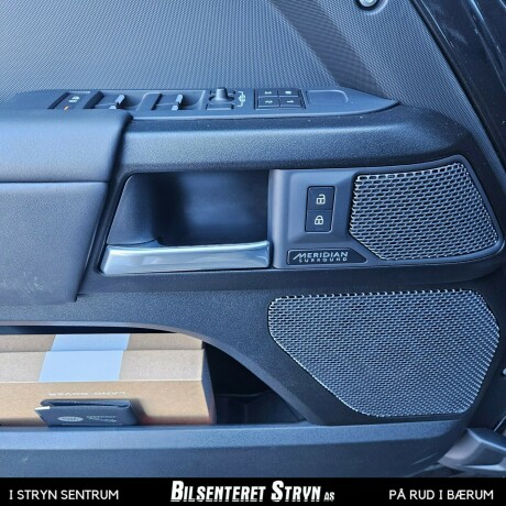 land-rover-defender-bensin-2023-big-13