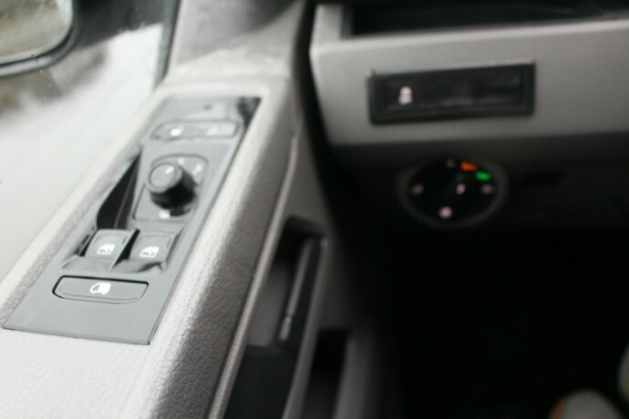 volkswagen-transporter-diesel-2023-big-11