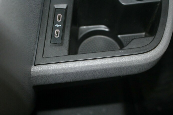 volkswagen-transporter-diesel-2023-big-21