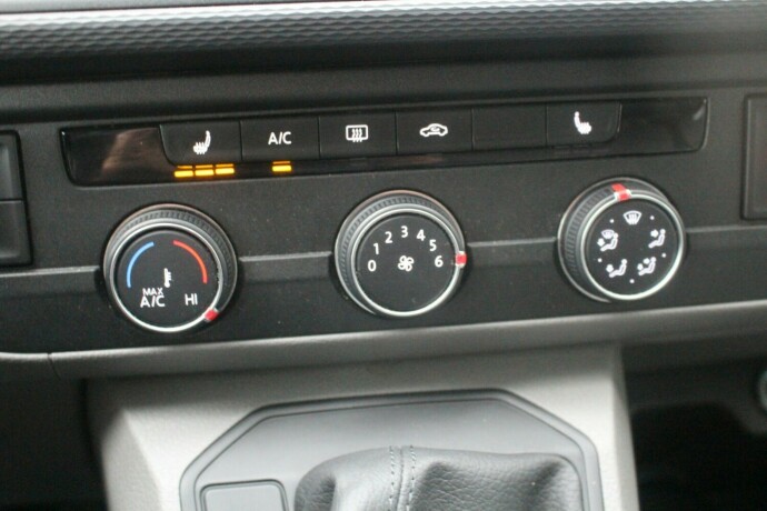 volkswagen-transporter-diesel-2023-big-19