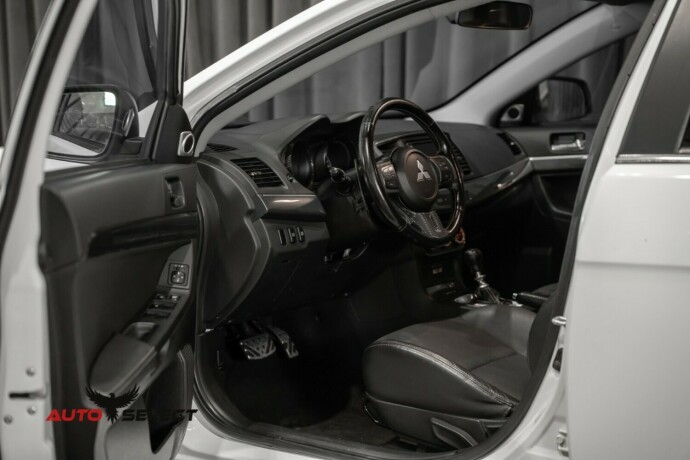 mitsubishi-lancer-bensin-2010-big-19