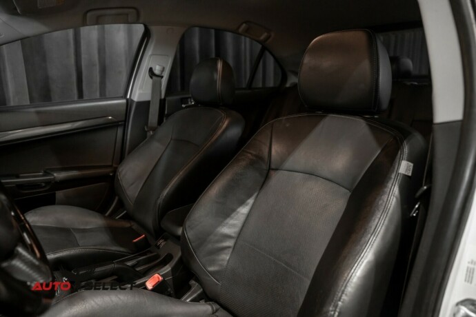 mitsubishi-lancer-bensin-2010-big-21