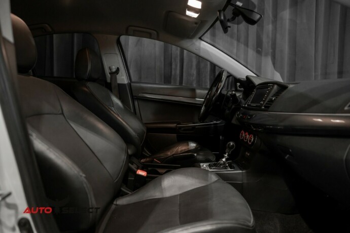 mitsubishi-lancer-bensin-2010-big-17