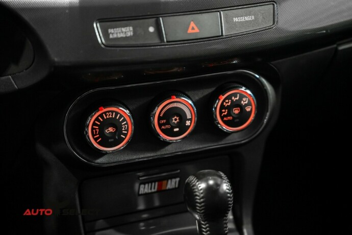 mitsubishi-lancer-bensin-2010-big-32