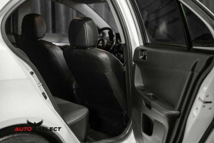 mitsubishi-lancer-bensin-2010-big-12