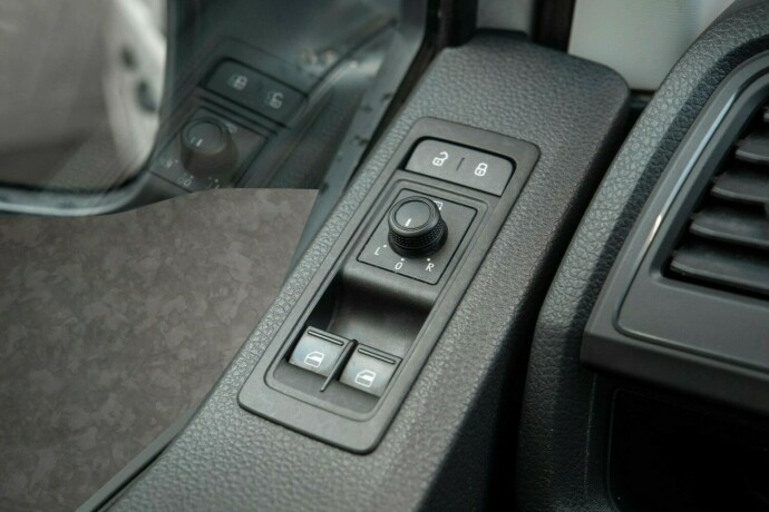 volkswagen-transporter-diesel-2018-big-23