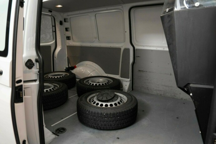 volkswagen-transporter-diesel-2018-big-12