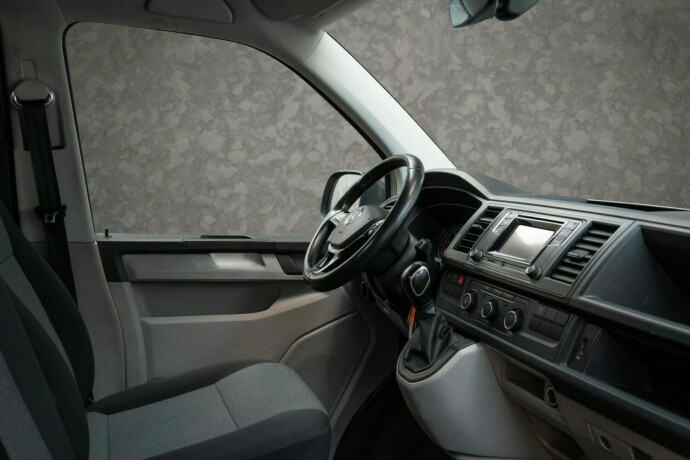 volkswagen-transporter-diesel-2018-big-27