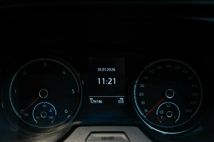 volkswagen-transporter-diesel-2021-big-15