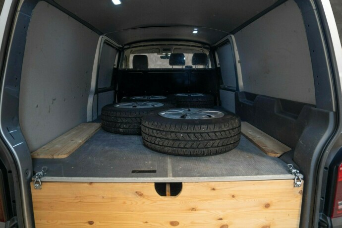 volkswagen-transporter-diesel-2021-big-12