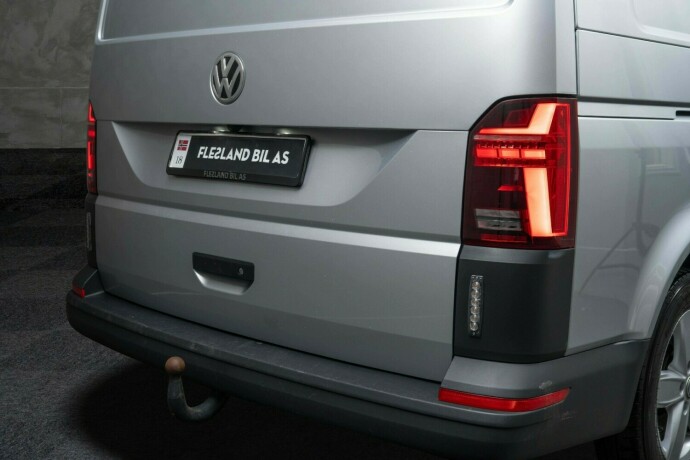 volkswagen-transporter-diesel-2021-big-11