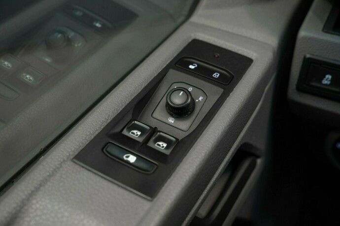 volkswagen-transporter-diesel-2021-big-24