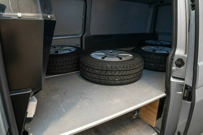 volkswagen-transporter-diesel-2021-big-14