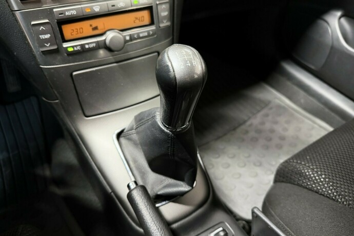 toyota-avensis-bensin-2006-big-16