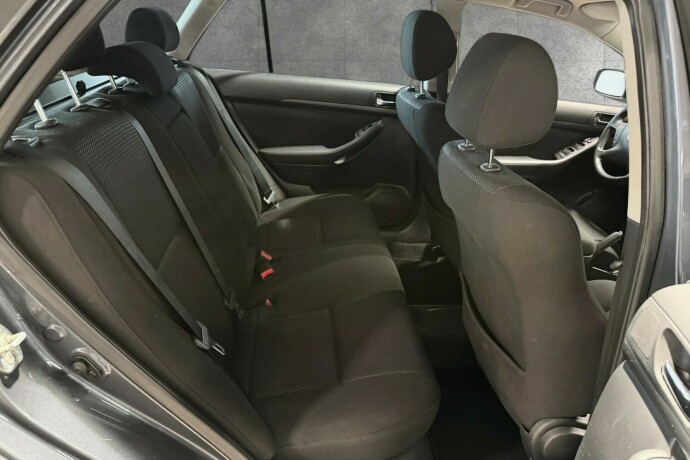 toyota-avensis-bensin-2006-big-15