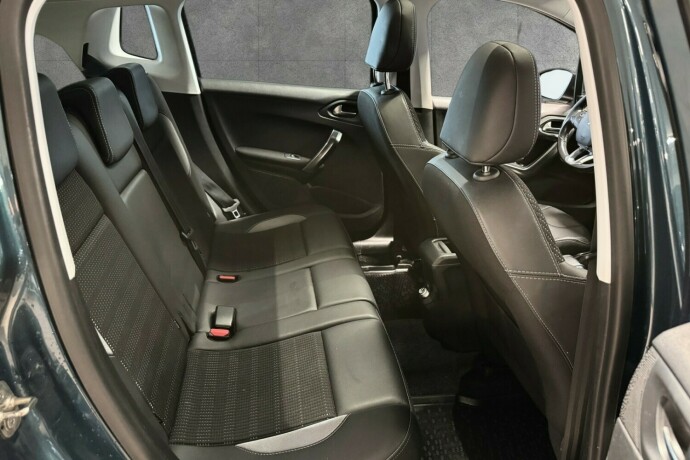 peugeot-2008-bensin-2017-big-12