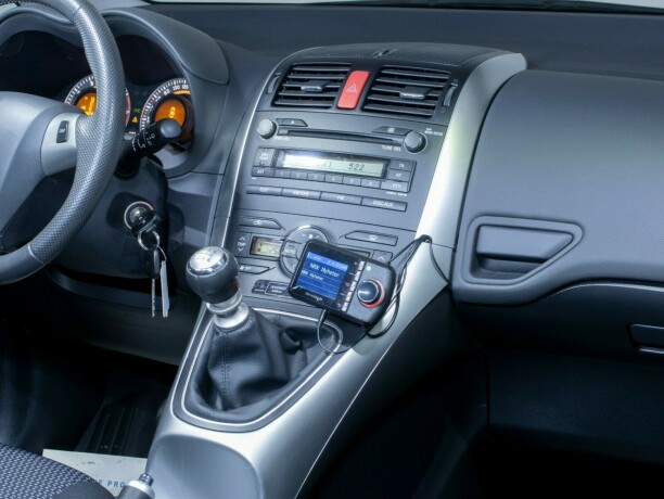 toyota-auris-bensin-2010-big-16