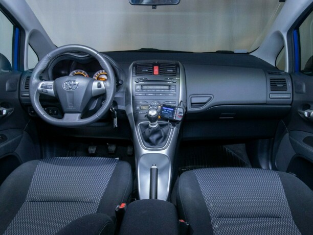 toyota-auris-bensin-2010-big-30