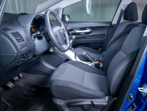 toyota-auris-bensin-2010-big-32