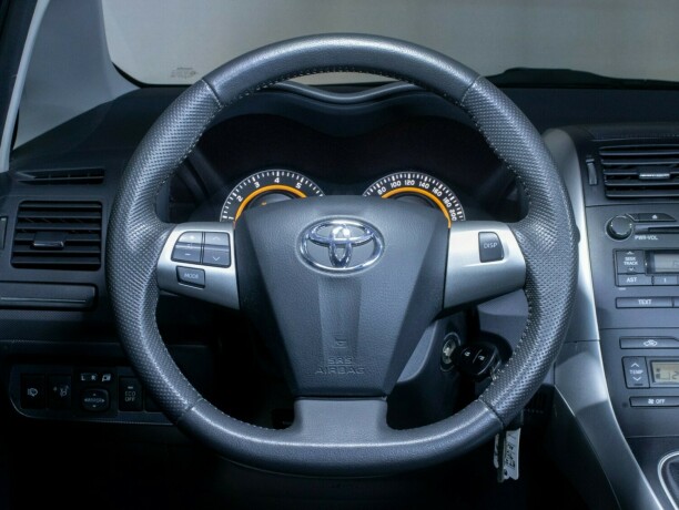 toyota-auris-bensin-2010-big-26
