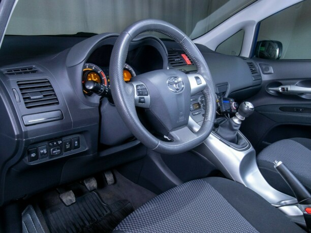 toyota-auris-bensin-2010-big-31