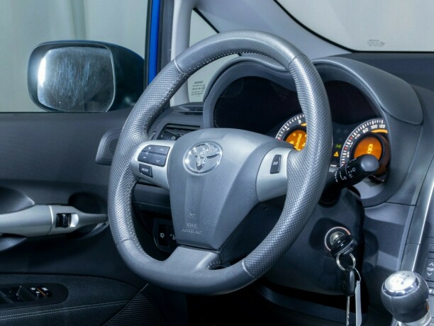 toyota-auris-bensin-2010-big-15