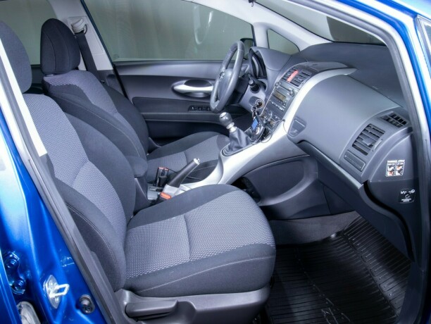 toyota-auris-bensin-2010-big-37