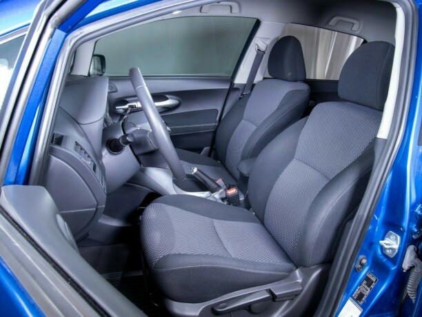 toyota-auris-bensin-2010-big-33