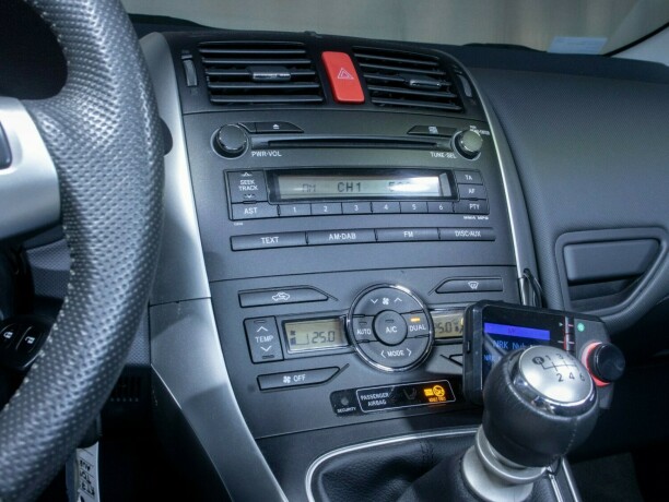 toyota-auris-bensin-2010-big-27