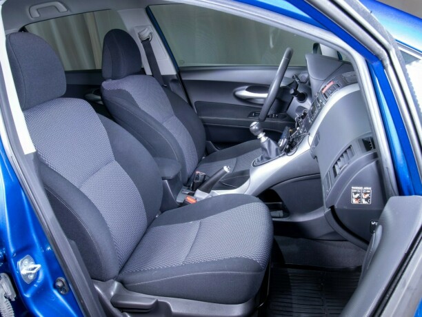 toyota-auris-bensin-2010-big-38