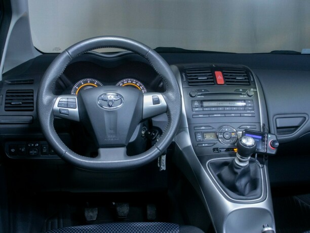 toyota-auris-bensin-2010-big-29