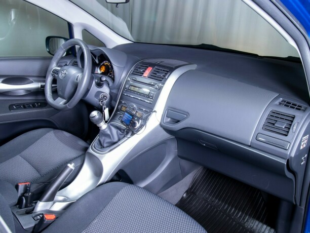 toyota-auris-bensin-2010-big-36