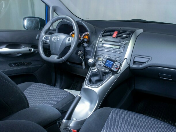 toyota-auris-bensin-2010-big-17