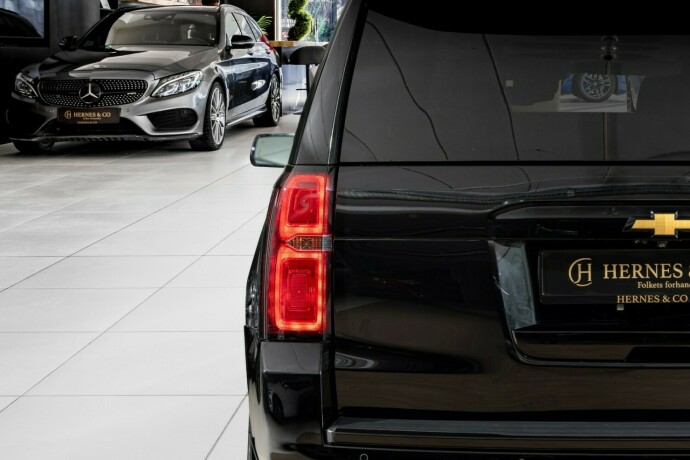 chevrolet-suburban-bensin-2015-big-8